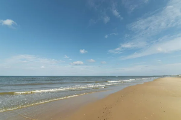 Uma Bela Paisagem Uma Praia Areia Mar Com Céu Azul — Fotografia de Stock