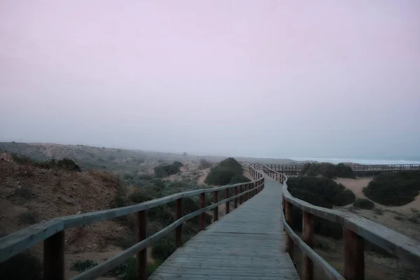 Una Pasarela Madera Hacia Orilla Playa Día Nublado —  Fotos de Stock