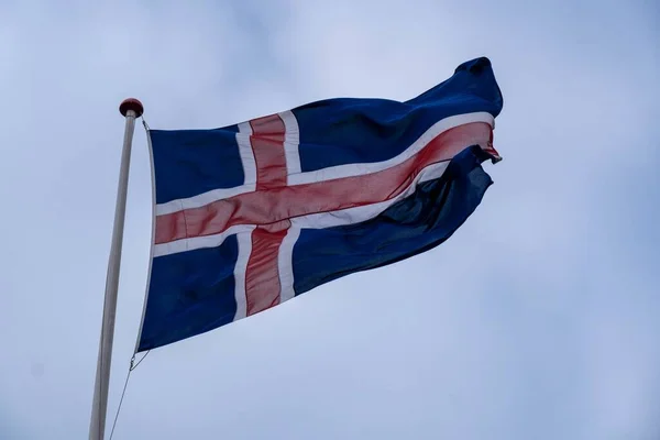 Низкий Угол Снимка Флага Исландии Свободно Танцующего Ветру Голубым Небом — стоковое фото