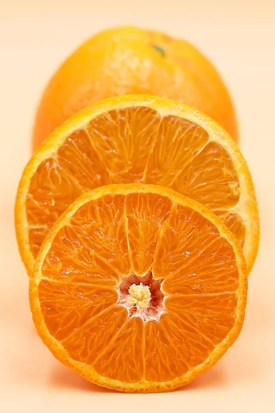 Farklı Boyutlarda Dilimlenmiş Bir Portakalın Yakın Plan Çekimi — Stok fotoğraf