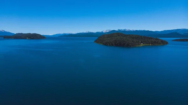 Krásný Výhled Modrý Oceán Obklopený Horami Jasně Modrou Oblohou Pozadí — Stock fotografie