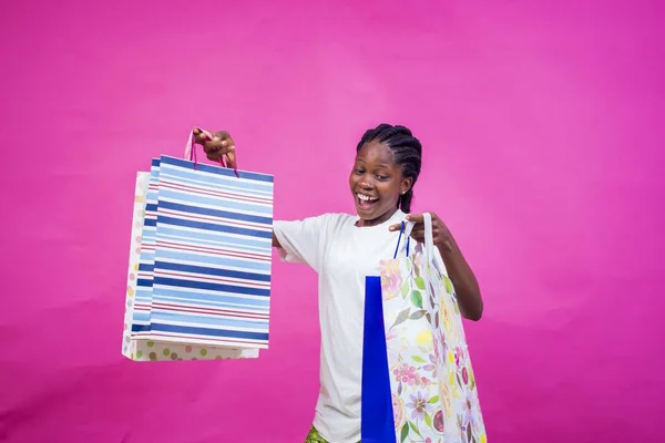 Una Joven Afro Americana Feliz Sosteniendo Bolsas Aisladas Sobre Fondo — Foto de Stock