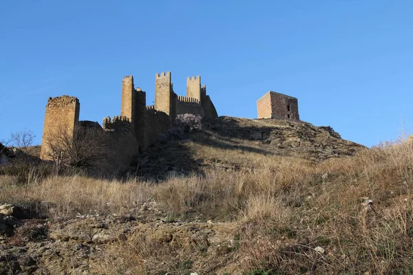 Исторические Стены Альбаррацина Испании Против Голубого Неба — стоковое фото