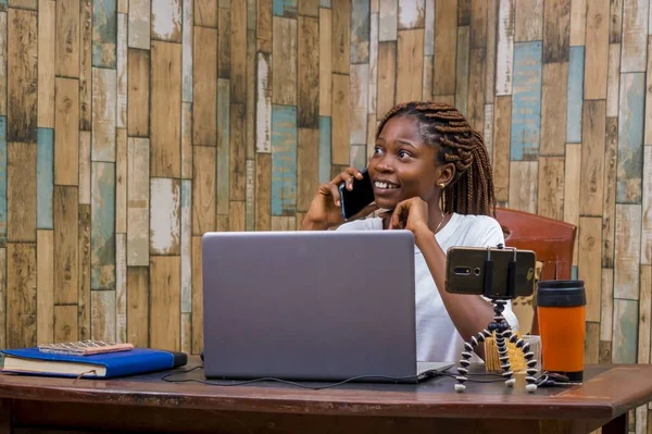 Uma Mulher Africana Gravando Enquanto Toma Uma Chamada Fundo Telha — Fotografia de Stock