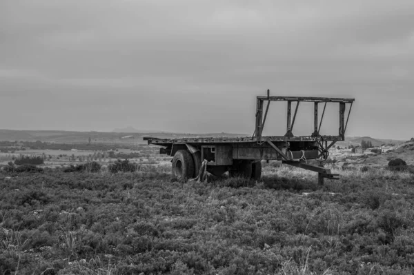 Cliché Niveaux Gris Beau Paysage Avec Vieux Tracteur Remorque Agricole — Photo