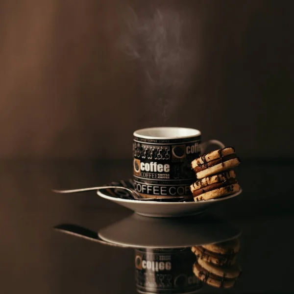 Tiro Vertical Uma Xícara Café Quente Com Biscoitos Mesa Sob — Fotografia de Stock