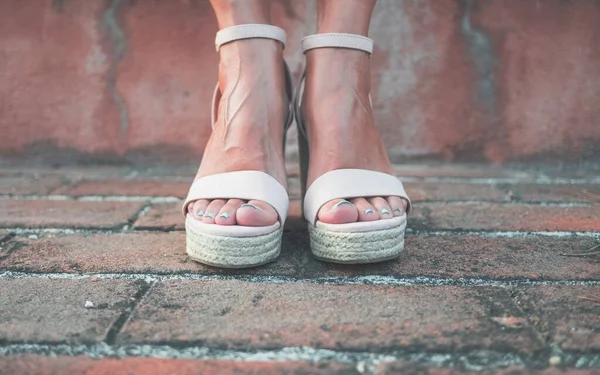 Κοντινό Πλάνο Γυναικείων Ποδιών Τυρκουάζ Βερνίκι Νυχιών Μπεζ Τακούνια — Φωτογραφία Αρχείου