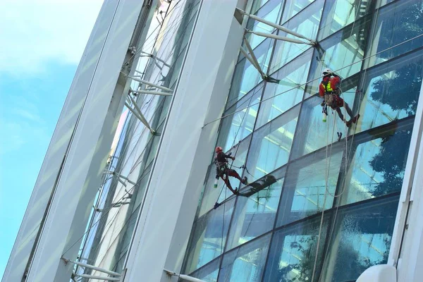 Singapore Singapore Oct 2013 Pair Workers Abseiling Side Flower Dome — Stock Photo, Image