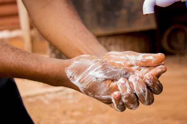 Uma Mão Homem Lavando Mãos Com Água Sabão — Fotografia de Stock