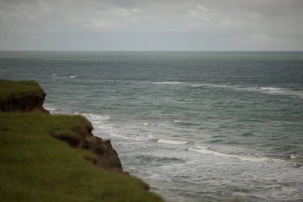 Una Pintoresca Vista Mar Ondulado Costa Rocosa Con Cielo Nublado — Foto de Stock