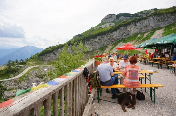 Ausseerland Austria Julio 2019 Gente Comiendo Bebiendo Restaurante Cima Una —  Fotos de Stock