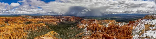 Una Vista Panorámica Alto Ángulo Los Hoodoos Color Carmesí Bajo — Foto de Stock