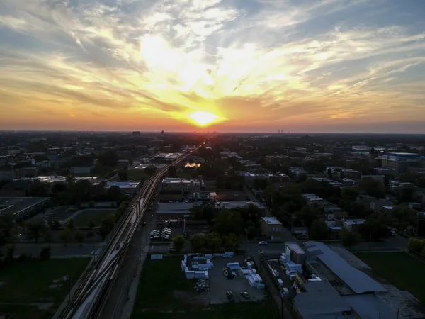 Lotu Ptaka Widok Okolicę Chicago Urban Podczas Pięknego Ciepłego Zachodu — Zdjęcie stockowe