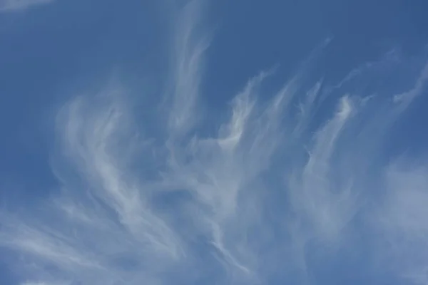 一些稀疏的云朵散落在晴朗的天空中 完美的背景 — 图库照片