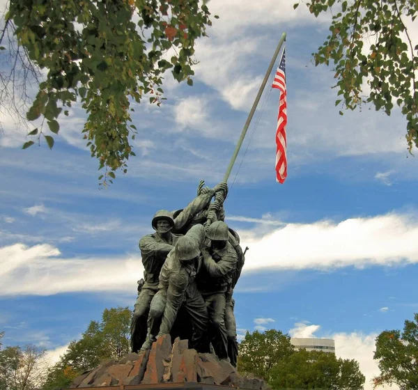 アメリカ バージニア州アーリントン2013年9月25日 戦時中の写真をもとに 海兵隊と海軍の隊員が硫黄島の高台にアメリカ国旗を植える様子が描かれている — ストック写真