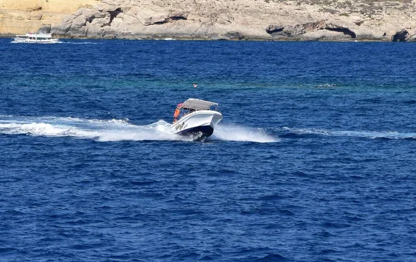 Comino Malta Okt 2014 Witte Blauwe Speedboot Vaart Met Hoge — Stockfoto