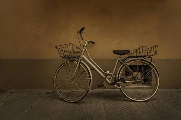 Велосипед Припаркован Улицах Флоренции Италия — стоковое фото