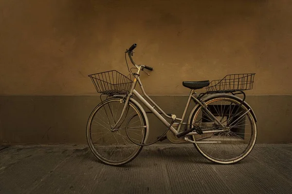 Fietsen Geparkeerd Straten Van Florence Italië — Stockfoto