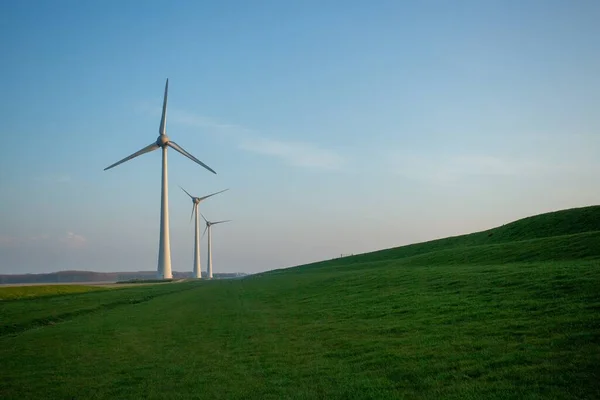 Vysoké Větrné Turbíny Modrou Oblohou Pozadí Podél Westermeerdijk Nizozemsku — Stock fotografie