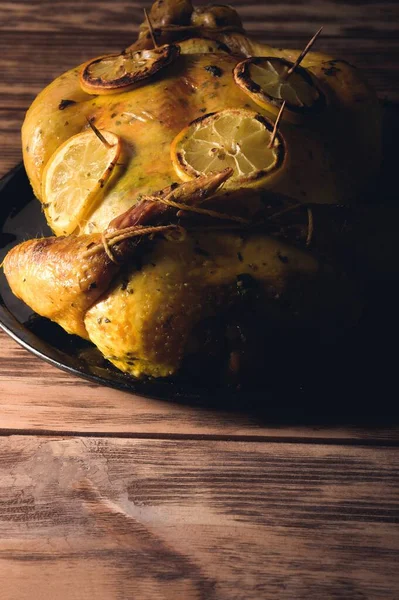 Plan Vertical Poulet Rôti Avec Des Tranches Citrons Sur Dessus — Photo