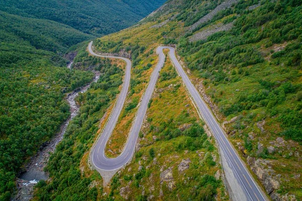 Una Toma Aérea Camino Asfalto Una Montaña Verde Cerca Del — Foto de Stock