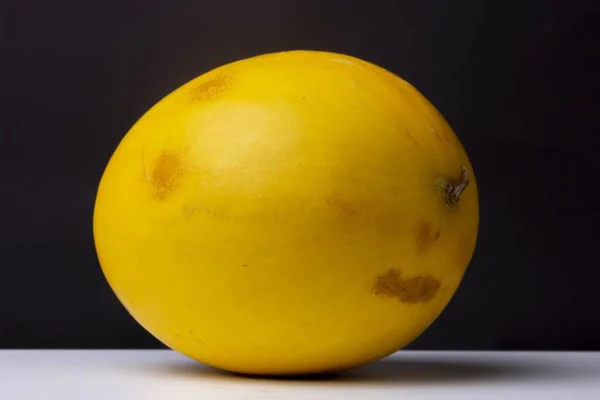 Detailní Záběr Žluté Vášně Ovoce Bílém Povrchu Černým Pozadím — Stock fotografie