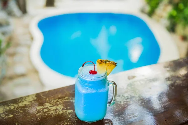 Nahaufnahme Eines Exotischen Cocktailgetränks Mit Einem Pool Hintergrund — Stockfoto