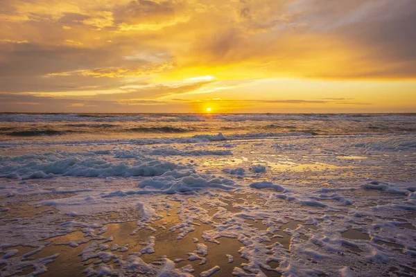 Красивый Снимок Красочного Закатного Неба Маяка Урк Скалистом Пляже Озера — стоковое фото