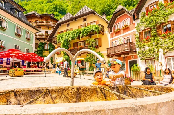 Hallstatt Austria Temmuz 2019 Şehir Merkezinde Bir Çeşmenin Yanında Duran — Stok fotoğraf