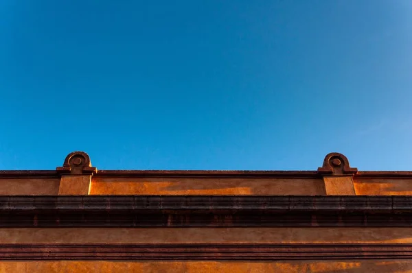 Tiro Ângulo Baixo Projeto Clássico Edifício Velho Com Céu Azul — Fotografia de Stock