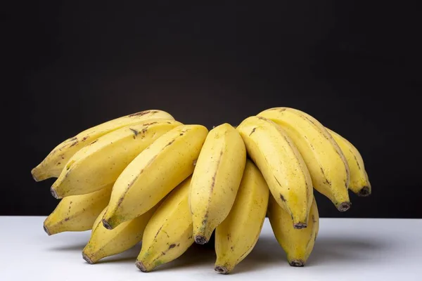 Cliché Bouquet Bananes Jaunes Mûres Sur Une Surface Blanche Avec — Photo