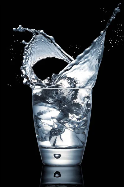Närbild Bild Imponerande Vattenstänk Glaskopp Svart Bakgrund — Stockfoto