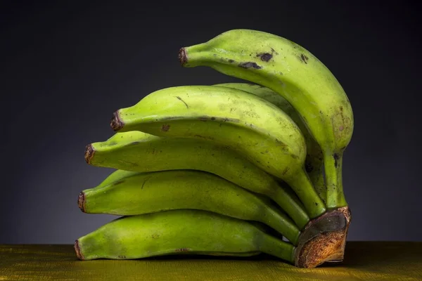 Close Monte Bananas Verdes Imaturos Com Fundo Preto — Fotografia de Stock