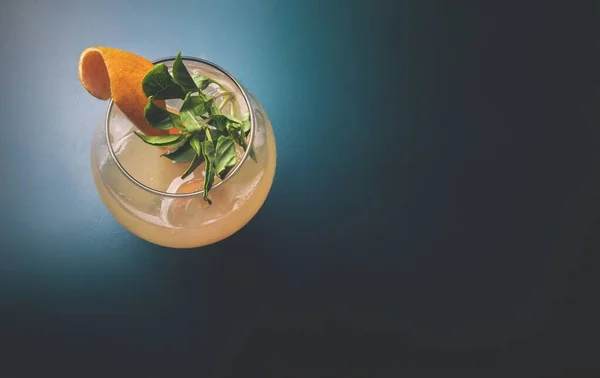 Överblick Över Alkoholhaltig Klassisk Cocktail Ett Grönt Bord — Stockfoto