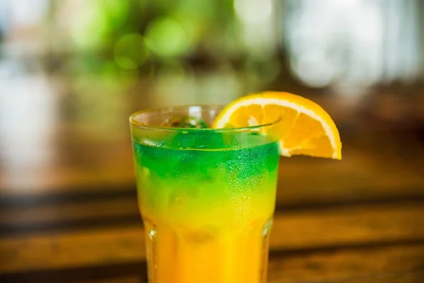 Masadaki Renkli Alkollü Kokteyl Bardağının Yakın Çekimi — Stok fotoğraf