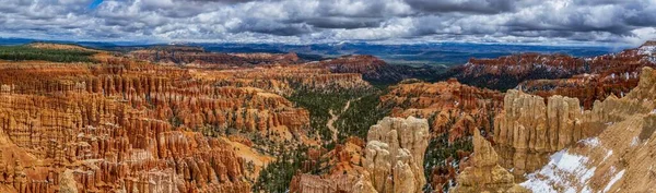 Uma Vista Panorâmica Alto Ângulo Dos Hoodoos Cor Carmesim Sob — Fotografia de Stock