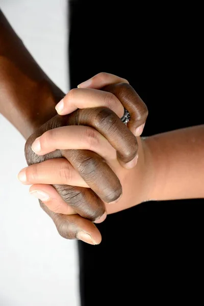 Eine Vertikale Aufnahme Von Zwei Menschen Unterschiedlicher Rassen Die Sich — Stockfoto
