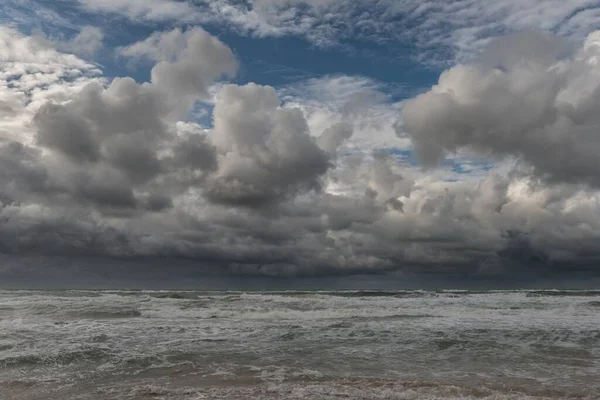 Een Zeegezicht Van Golvende Zee Wat Donkere Wolken Eroverheen Perfect — Stockfoto