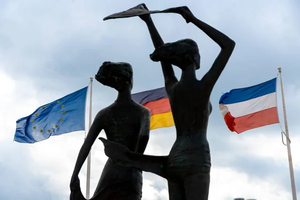 Fehmarn Niemcy Wrz 2019 Dziewczyna Rzeźbiarka Południowej Plaży Flagami Niemiec — Zdjęcie stockowe