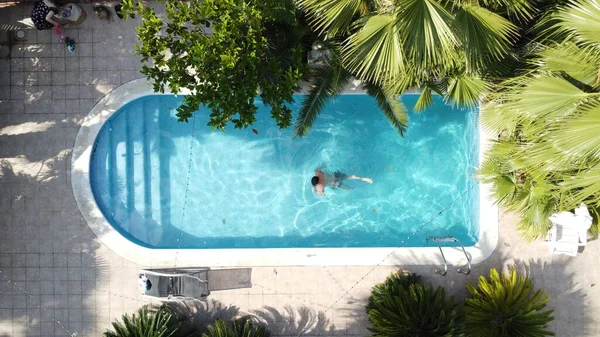 Tiro Aéreo Uma Mulher Nadando Piscina Uma Villa Privada Barcelona — Fotografia de Stock