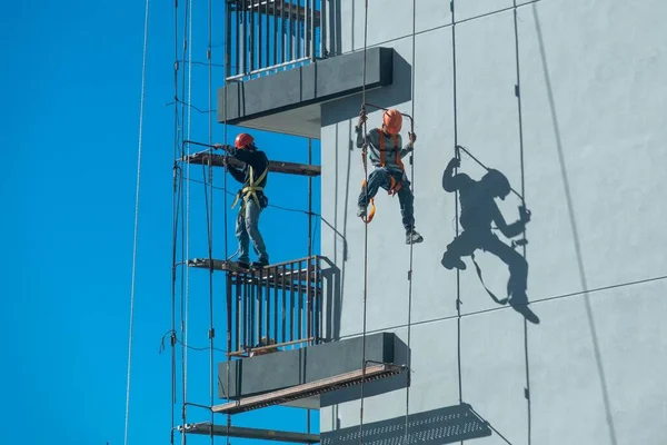 Een Paar Werknemers Die Een Steiger Repareren Beklimmen Terwijl Alle — Stockfoto