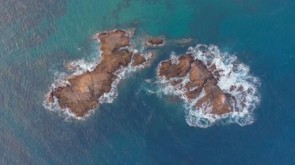 Воздушная Съемка Острова Центре Спокойного Моря — стоковое фото