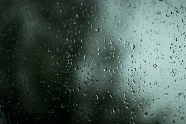 Een Close Shot Van Een Glas Bedekt Met Regendruppels — Stockfoto