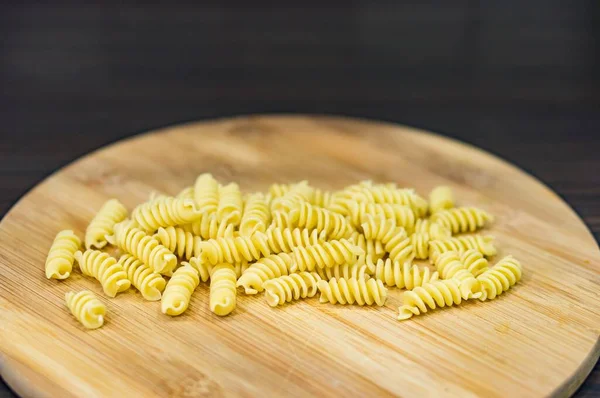 Tiro Close Uma Massa Fusilli Uma Placa Madeira — Fotografia de Stock