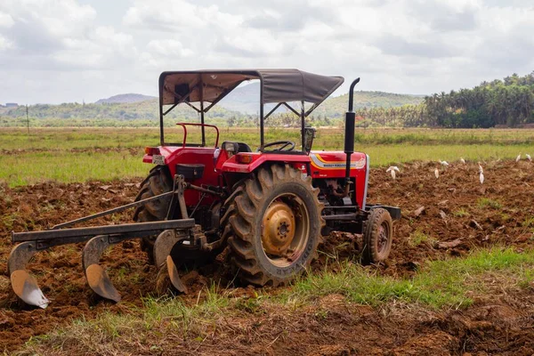 南ゴア インド 2020年5月20日 前景にトラクターでゴア インドの農業景観ビュー トラクター 機械で農地を耕す農家 — ストック写真