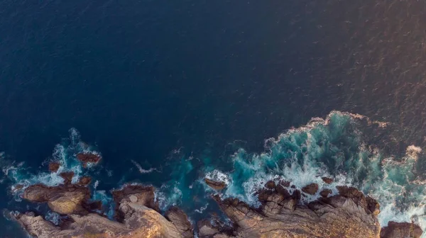 Una Foto Aerea Aerea Una Riva Del Mare Con Mare — Foto Stock