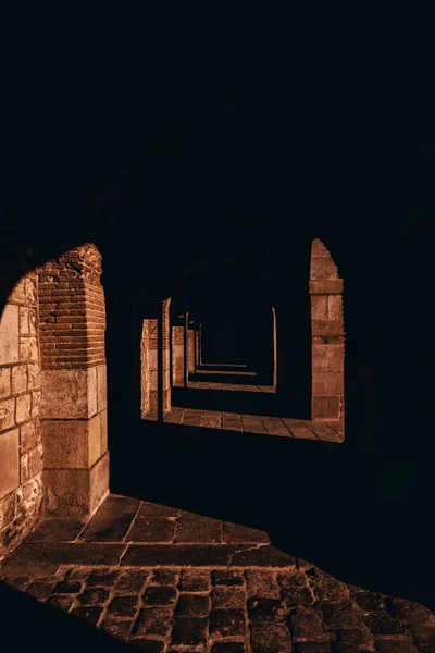 Güneşin Gölgelediği Eski Tüyler Ürpertici Bir Kemer Tüneli — Stok fotoğraf