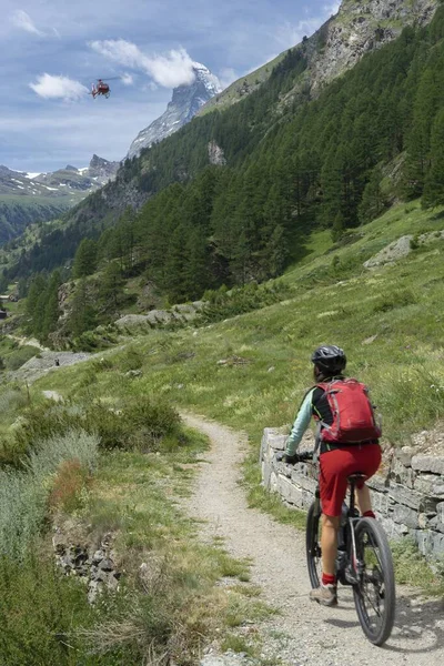 Aktive Seniorin Mit Ihrem Elektro Mountainbike Unterhalb Des Berühmten Matterhorns — Stockfoto