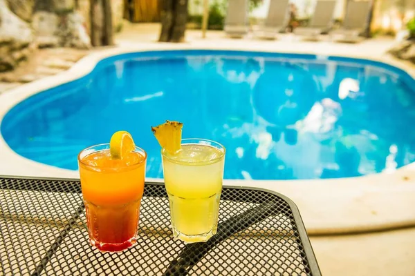 Een Close Shot Van Twee Exotische Cocktaildrankjes Met Een Zwembad — Stockfoto