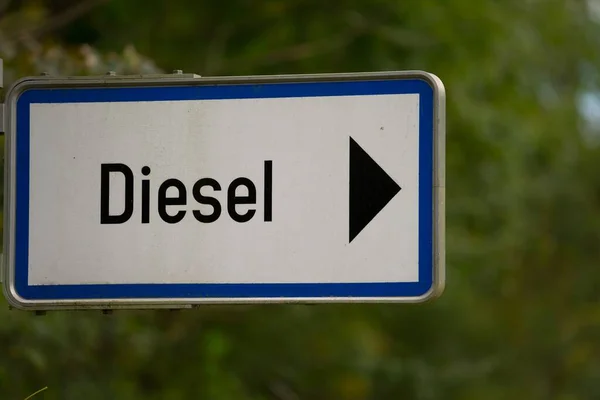 Біла Вивіска Блакитними Краями Чорною Стрілкою Написом Diesel Ній — стокове фото